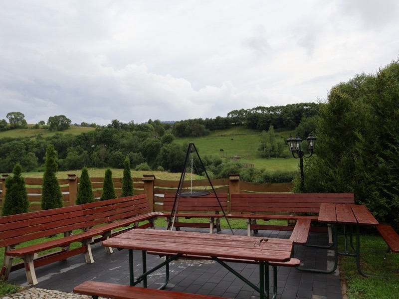 Wiata grillowa z ogniskiem i widokiem na bieszczadzkie wzgórza - Wincentówka