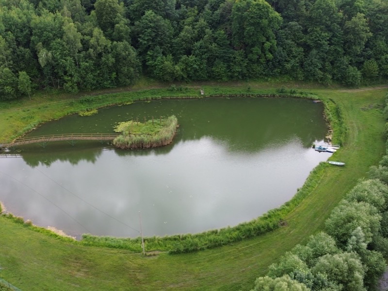 Prywatny staw z łódkami w Wincentówce - widok z lotu ptaka, Bieszczady