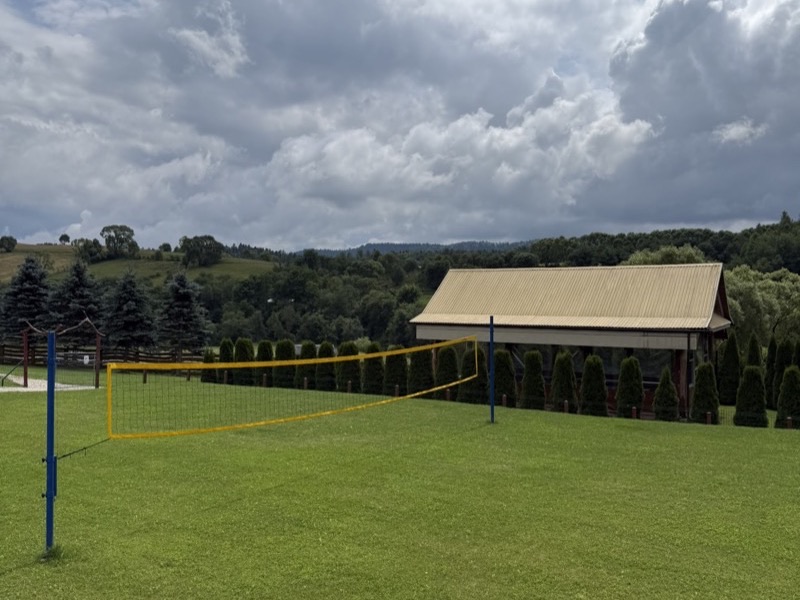 Boisko do siatkówki na terenie Wincentówki z widokiem na góry Bieszczady