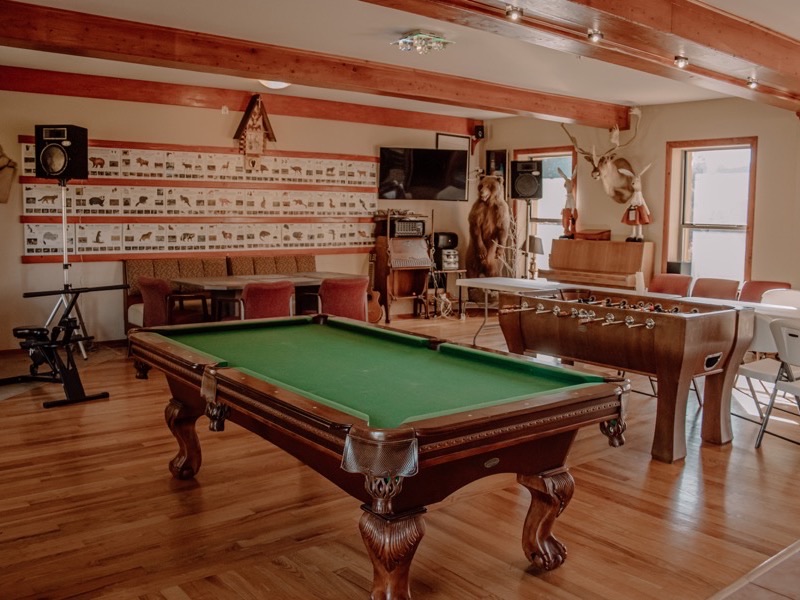 Sala rekreacyjna z bilardami i piłkarzykami w Wincentówce, Bieszczady