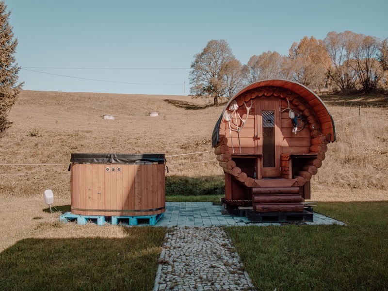 Sauna beczkowa i balia z gorącą wodą w Wincentówce, Bieszczady