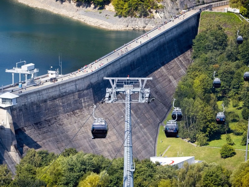 Zapora Solińska z kolejką gondolową - Jezioro Solińskie w Bieszczadach